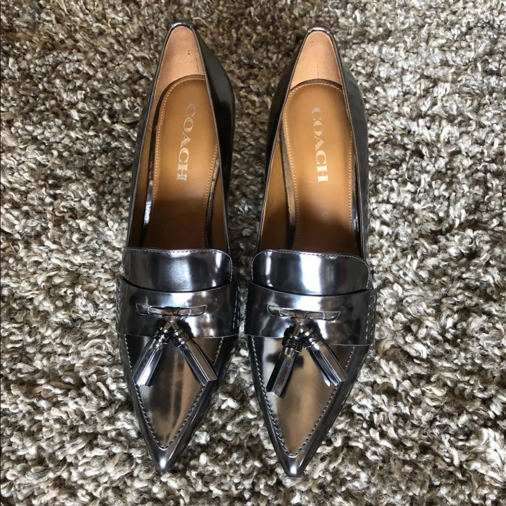 MOVING MUST GO Coach pumps